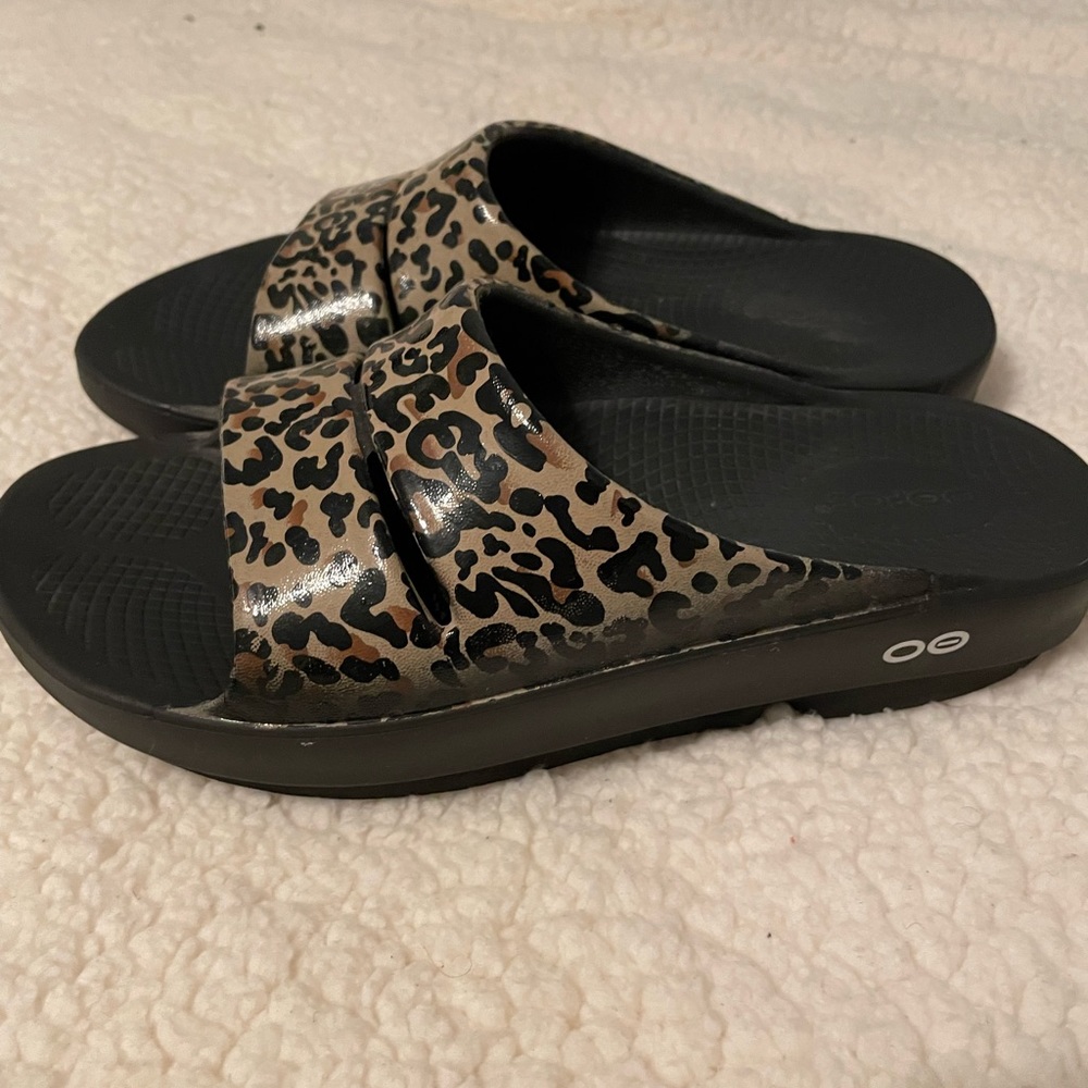 OOFOS Leopard Slides women’s 8